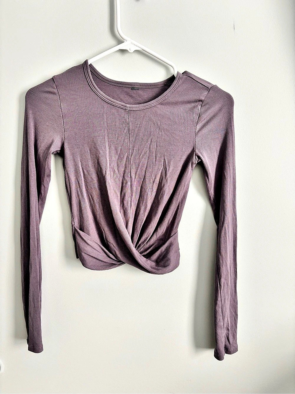 vuori Long Sleeve Twist Front Top in Purple Like New